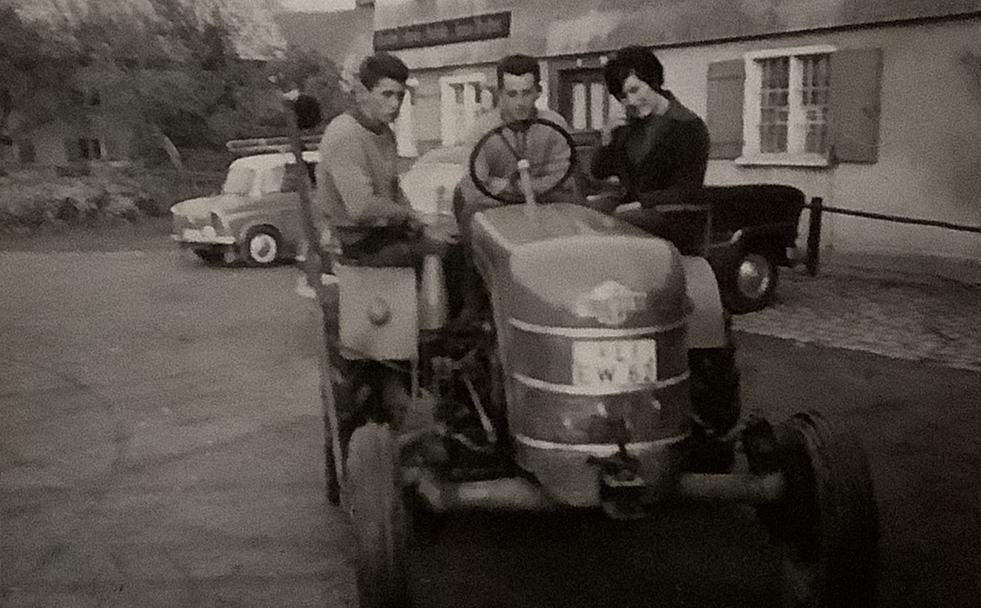 Familie Übelhör mit Traktor vor dem Gasthaus, historisches Foto