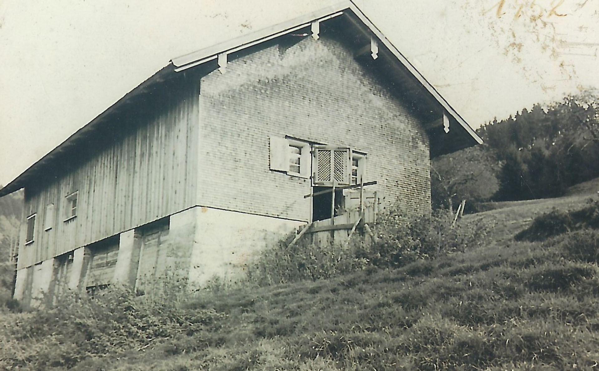 Historische Berghütte auf Wiese im Allgäu