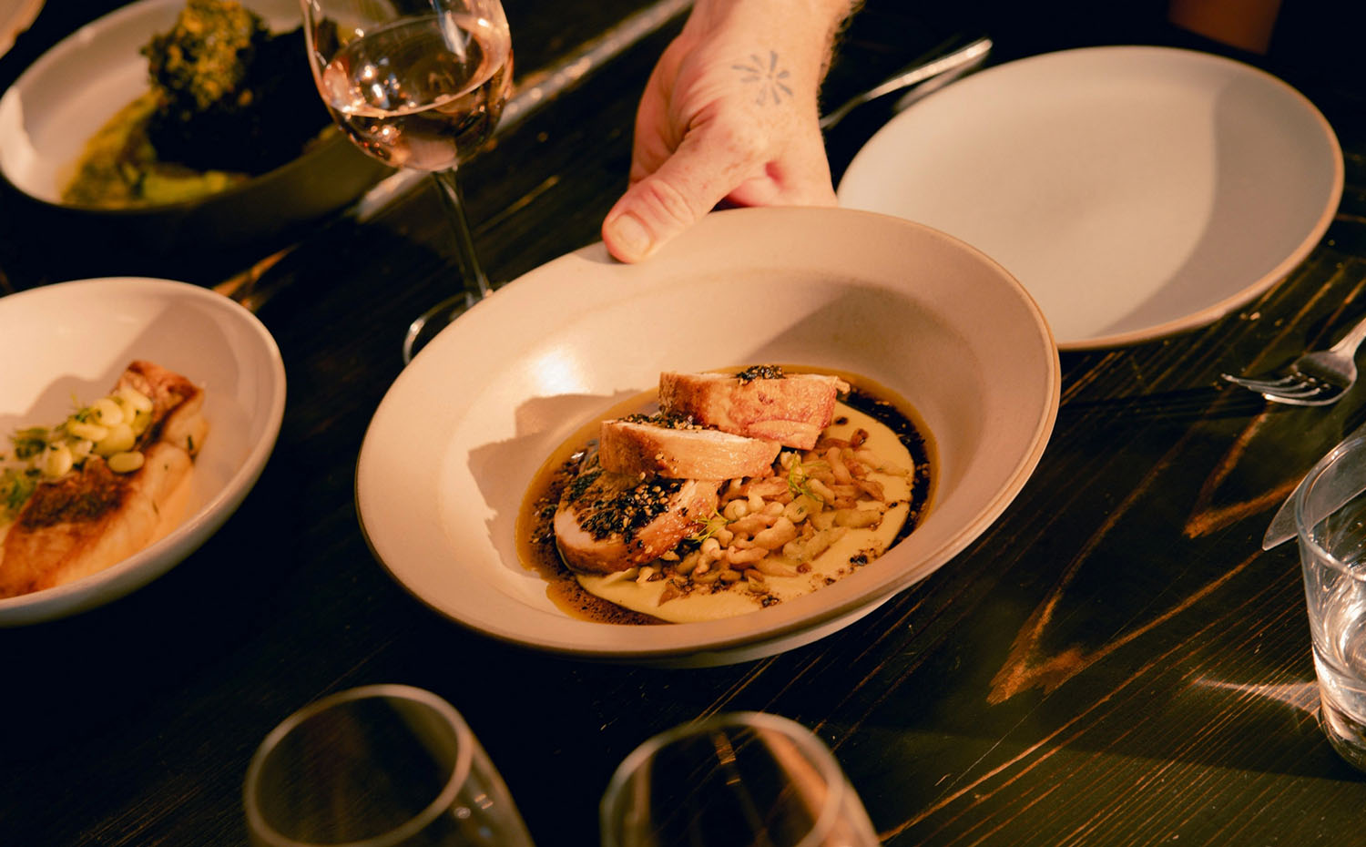 Fine-Dining Gericht wird im Restaurant serviert