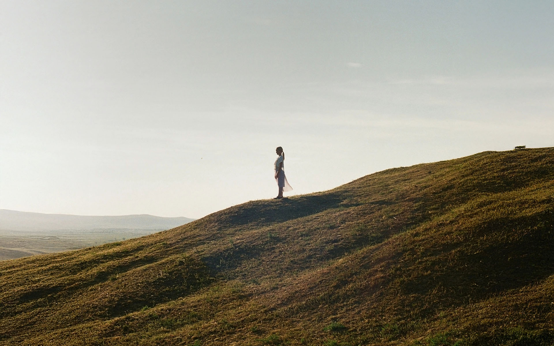 Person steht auf Hügel in weiter Allgäuer Landschaft