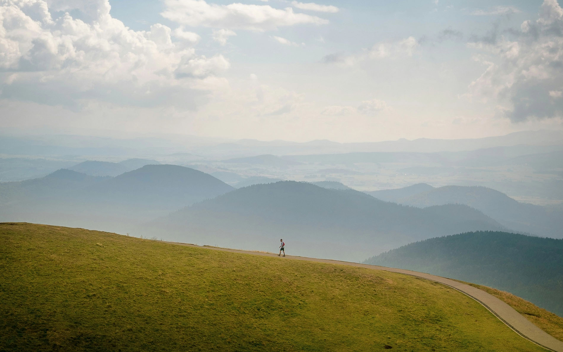 Wanderweg über Hügel mit Blick auf Berglandschaft
