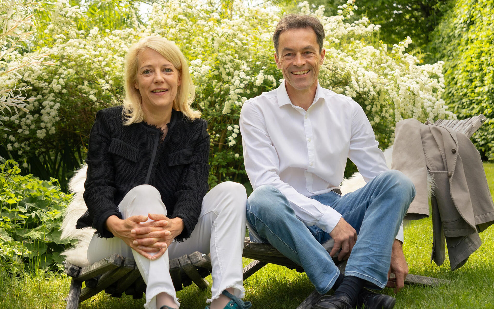 Gastgeber Sandra und Frank vom Fanny Allgäu im Garten