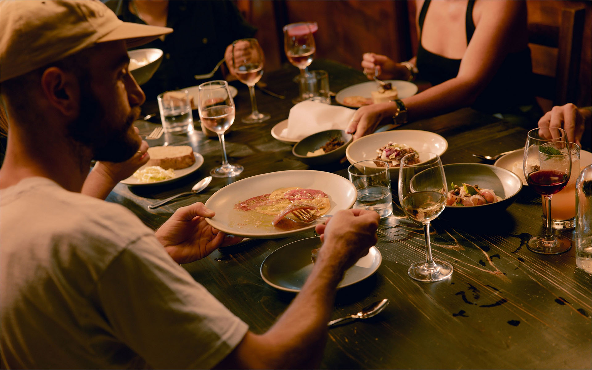 Gäste genießen gemeinsames Abendessen im Restaurant