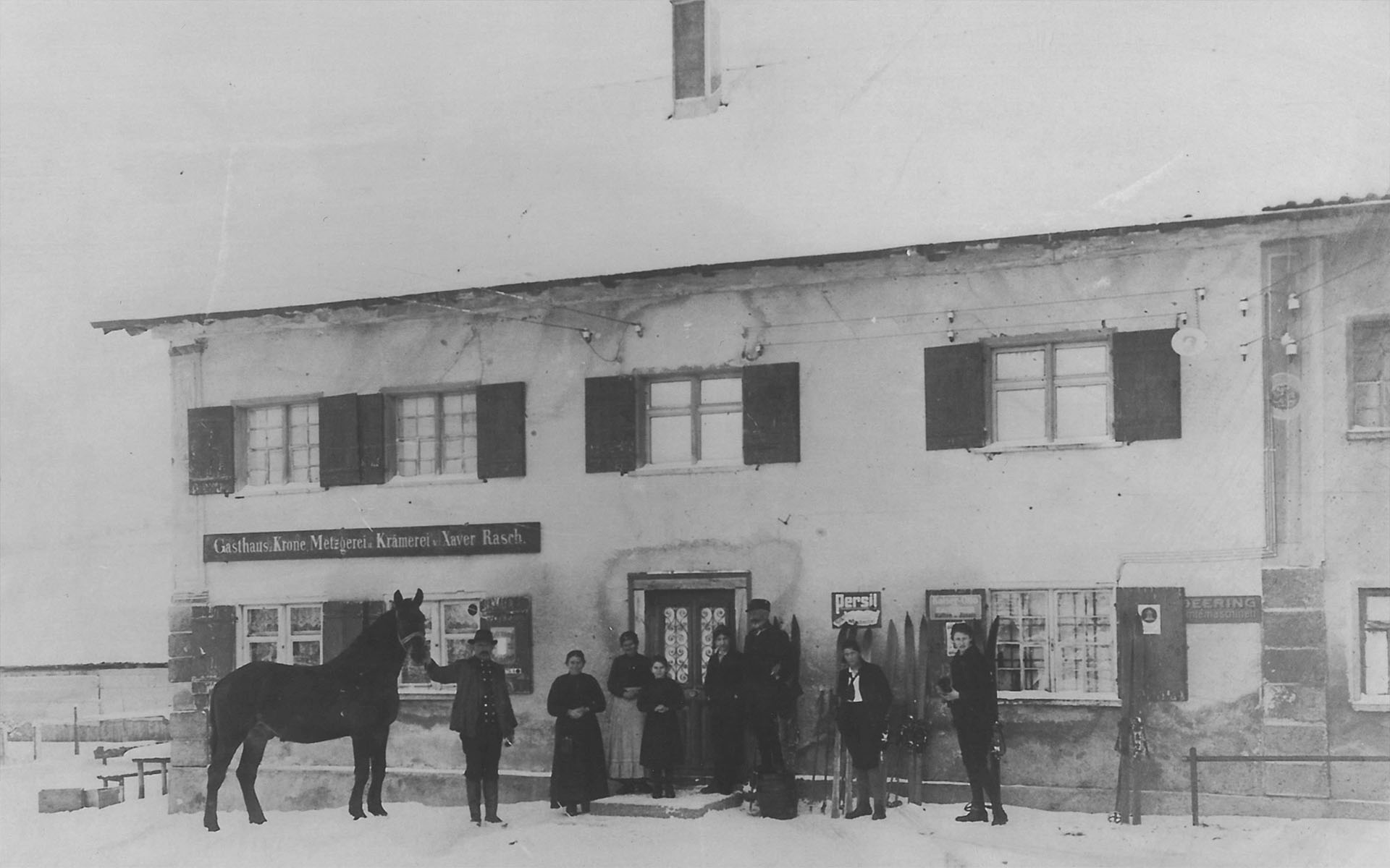 Historisches Foto Menschen vor Gasthaus Krone mit Pferd