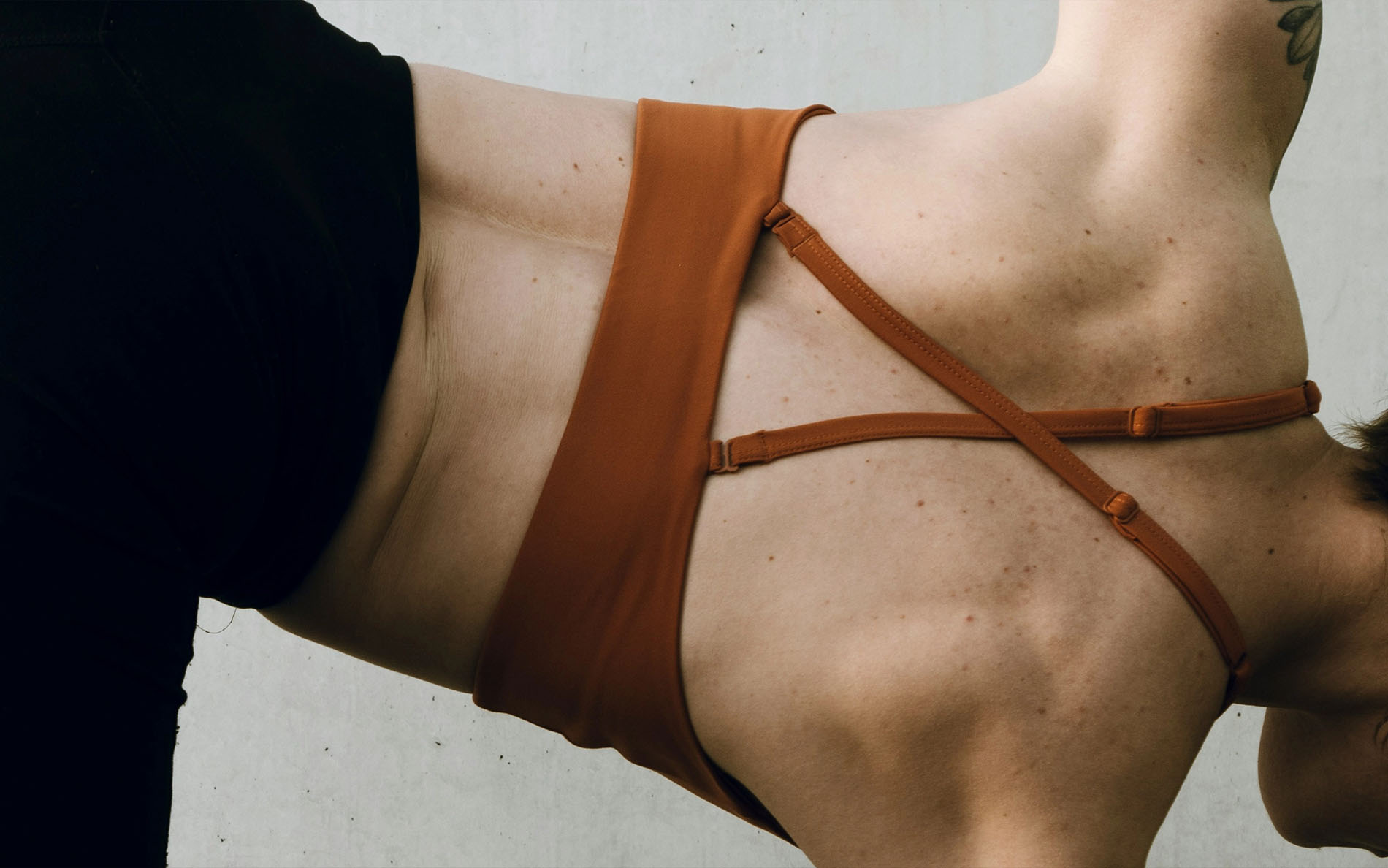 Frau macht Yoga-Rückenübung zur Stärkung der Muskulatur