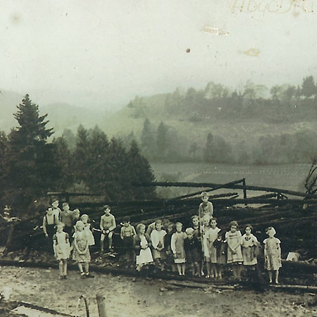 Historisches Foto mit Kindern in der Allgäuer Landschaft