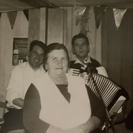 Historische Aufnahme mit Musik und Akkordeonspieler im Gasthaus