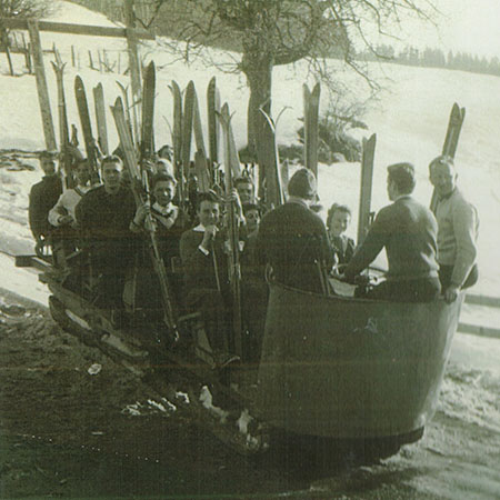 Historisches Foto mit Skifahrern und Skiern im Allgäu