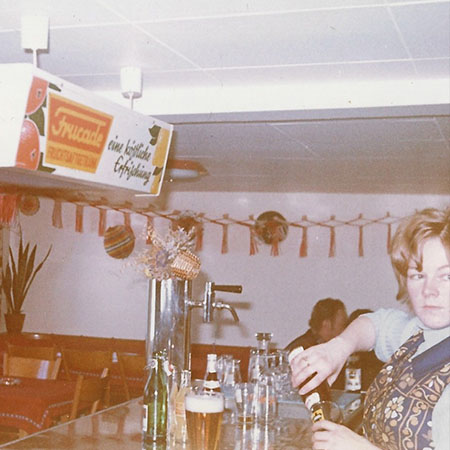 Historische Bar im Gasthaus mit Zapfhahn und Gästen