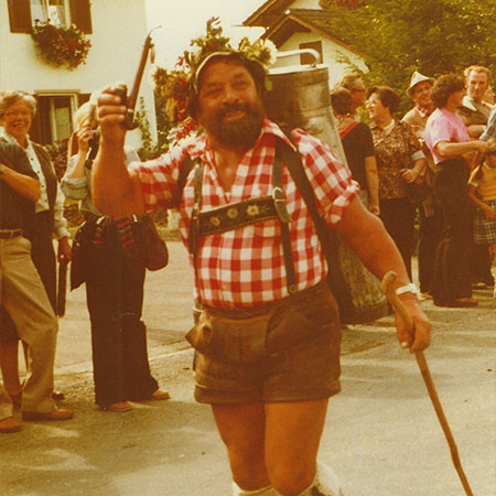 Mann in Tracht bei einem traditionellen Fest im Allgäu