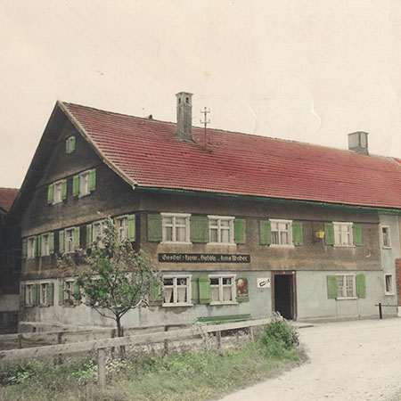Historisches Gasthaus mit grünen Fensterläden im Allgäu