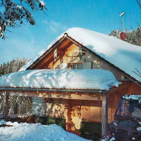 Traditionelles Holzhaus im Winter im Allgäu
