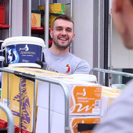 Mitarbeiter liefert regionale Lebensmittel