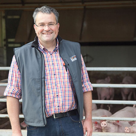 Ralf Buchmann vor seinem Schweinestall