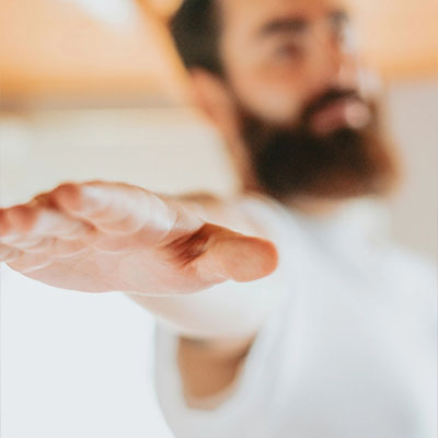 Mann bei achtsamer Bewegung mit ausgestreckter Hand