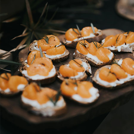 Fingerfood-Häppchen mit Frischkäse und Aprikose