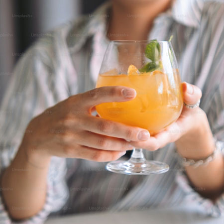 Frischer Cocktail mit Eis und Minze im Glas