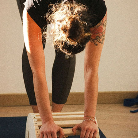 Dehnübung mit Yogahocker im Bewegungsraum