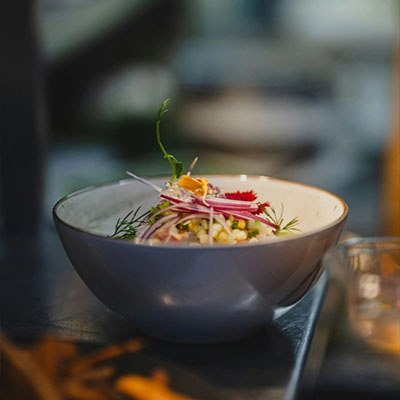 Kreatives Gericht mit frischen Zutaten in einer Schale