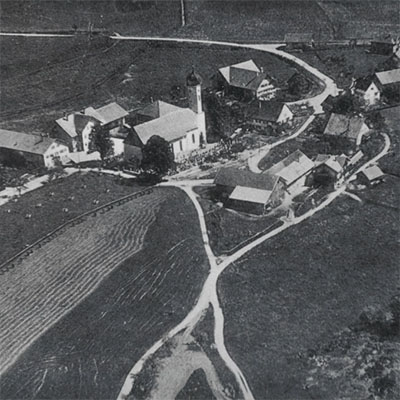 Historische Luftaufnahme des Dorfes Maierhöfen