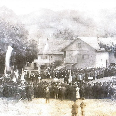 Menschenmenge vor einem Gebäude bei einer Versammlung