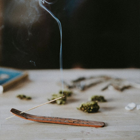 Räucherstäbchen mit aufsteigendem Rauch