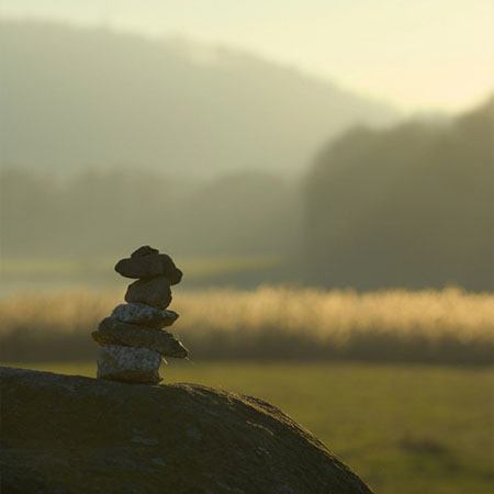 Kleiner Steinturm in der ruhigen Allgäuer Natur