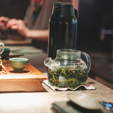 Kräutertee in einer Glaskanne auf dem Tisch