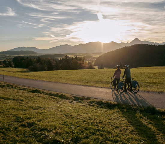 Paar blickt auf die Allgäuer Berglandschaft