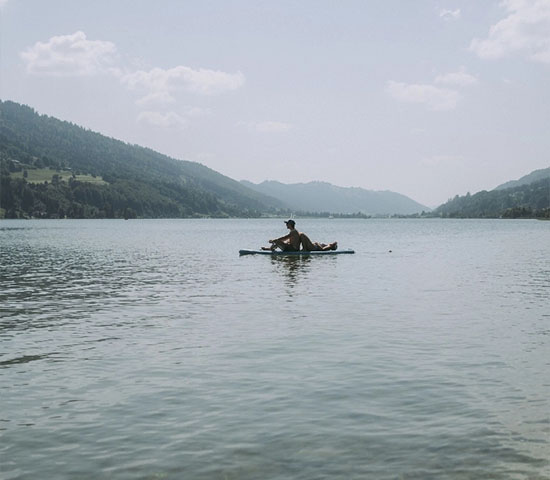 Stand-Up-Paddler auf dem Großen Alpsee