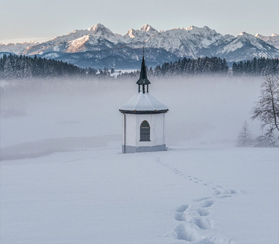 Kapelle St. Antonius im Winter am Hegratsrieder See