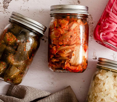 Hausgemachtes eingelegtes Gemüse in Gläsern