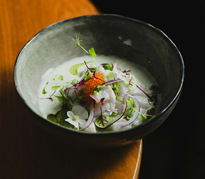 Fein angerichtetes Gericht mit frischen Zutaten