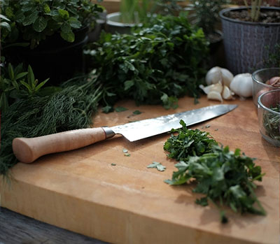 Frische Kräuter auf einem Schneidebrett