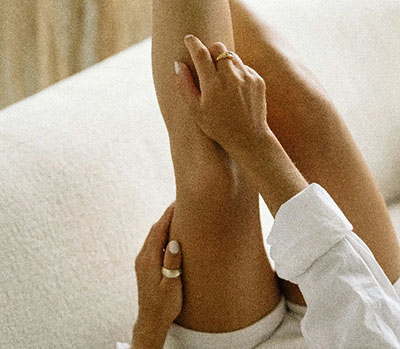 Person liegt entspannt in einer Wiese