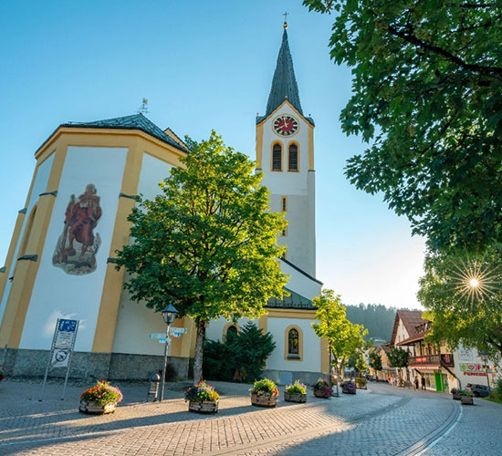 Kirche im Ortszentrum von Oberstaufen im Allgäu