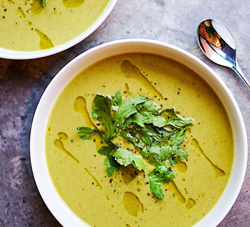 Cremige Suppe mit Kräutern in einer Schale