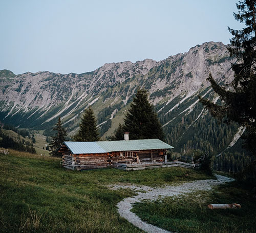 Berghütte in den Allgäuer Alpen mit Bergblick