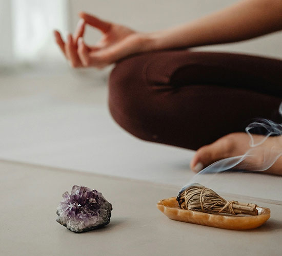 Meditation mit Räucherwerk und Kristall
