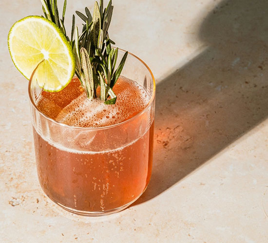 Kräutertee mit Zitrone und Rosmarin in einem Glas