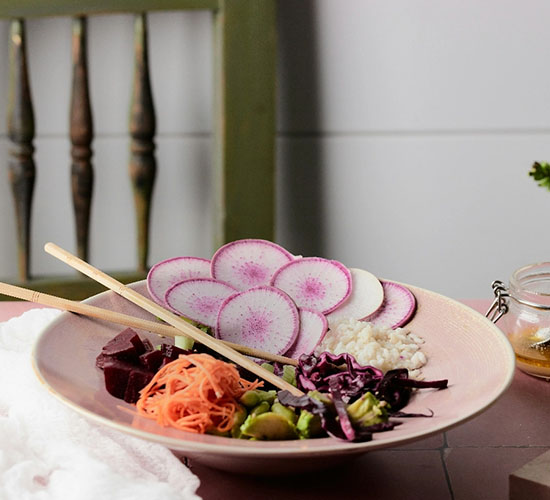 Basischer Gemüseteller mit Radieschen, Karotten und Avocado