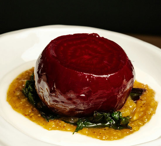 Gericht mit Roter Bete auf einem Teller angerichtet