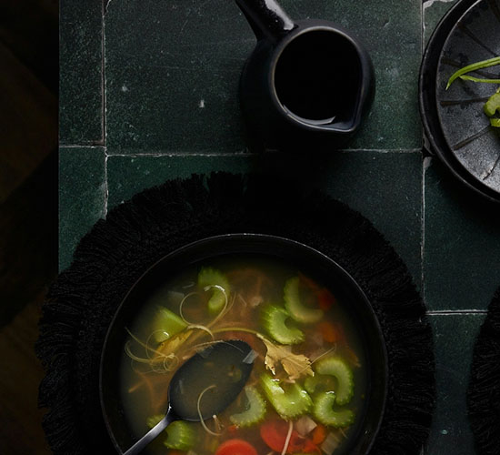 Schale mit klarer Gemüsesuppe