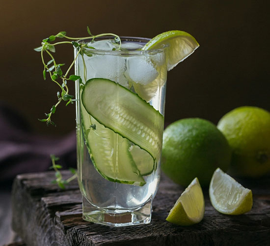 Glas Wasser mit Gurkenscheiben und Limette
