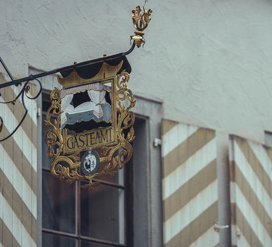 Historisches Gasthausschild in der Altstadt von Isny