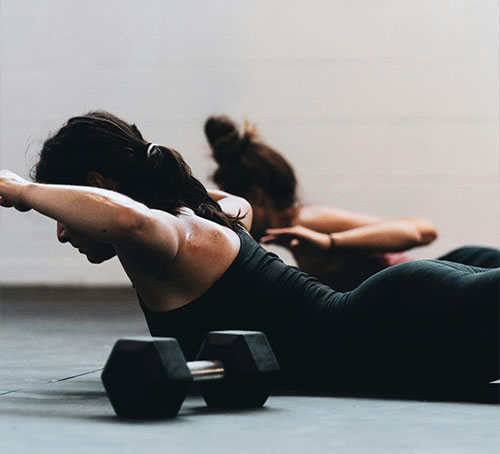Frauen beim Functional Training mit Hanteln