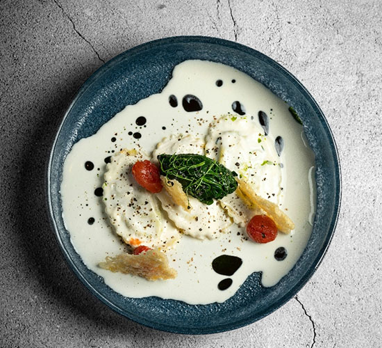 Modern angerichtete Ravioli auf einem Teller