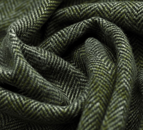 Detail einer gefalteten Wolldecke aus Naturstoff