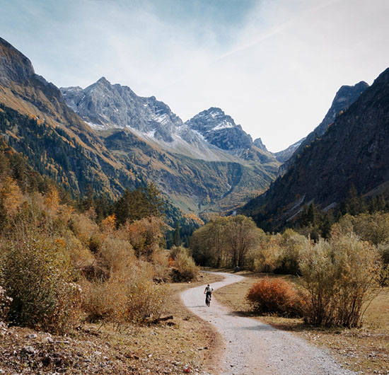Radfahrer auf einem Weg im Oytal im Allgäu