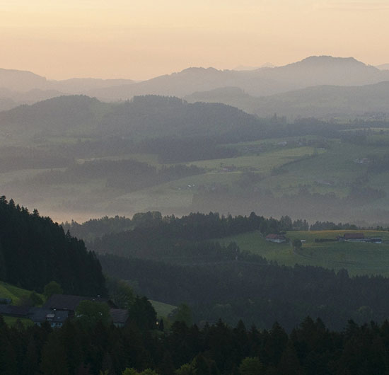 Wanderer auf einem Weg in der Allgäuer Berglandschaft